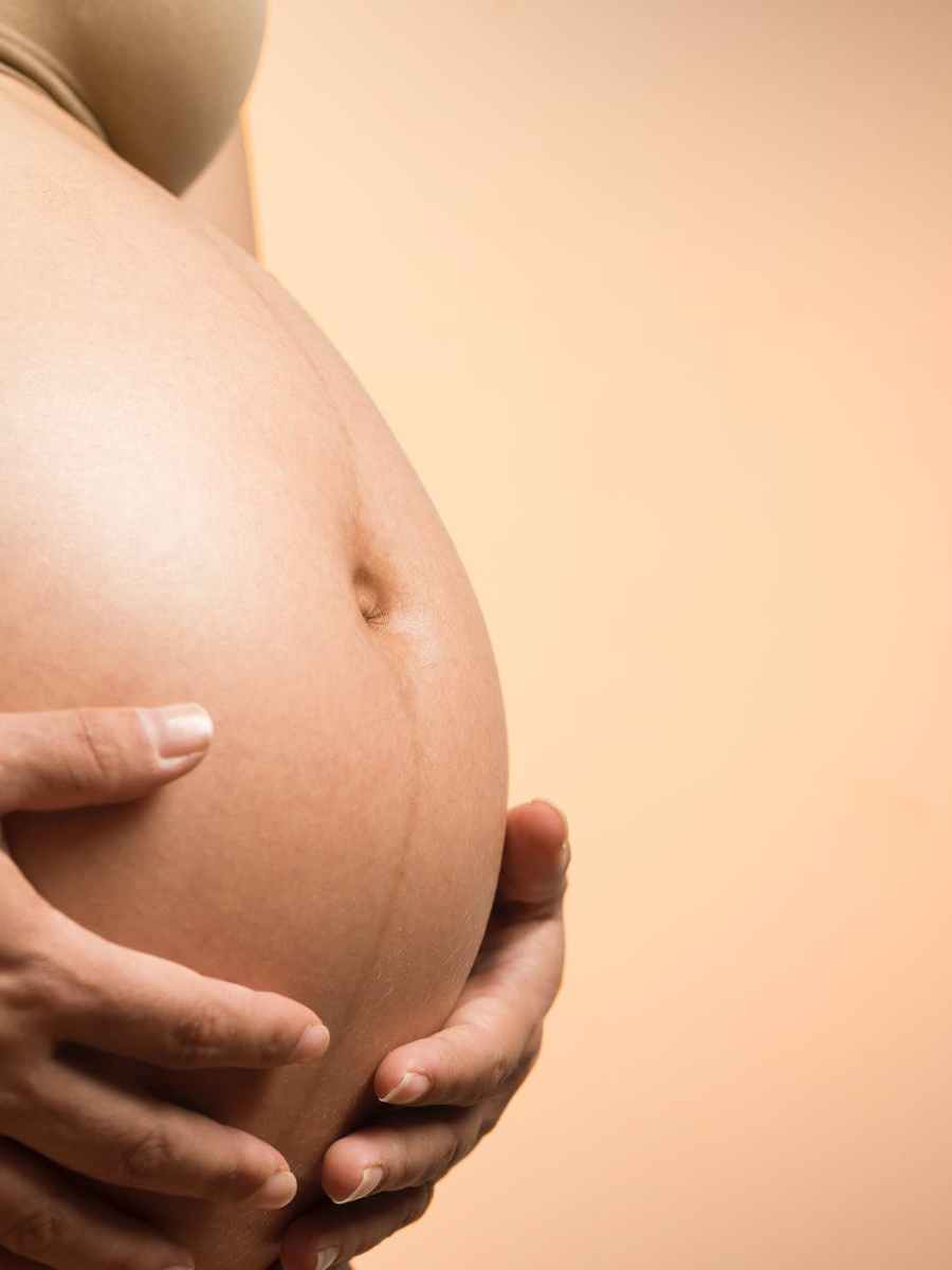 Grossesse : quand et comment pratiquer l’haptonomie pour créer un lien avec son&nbsp;bébé